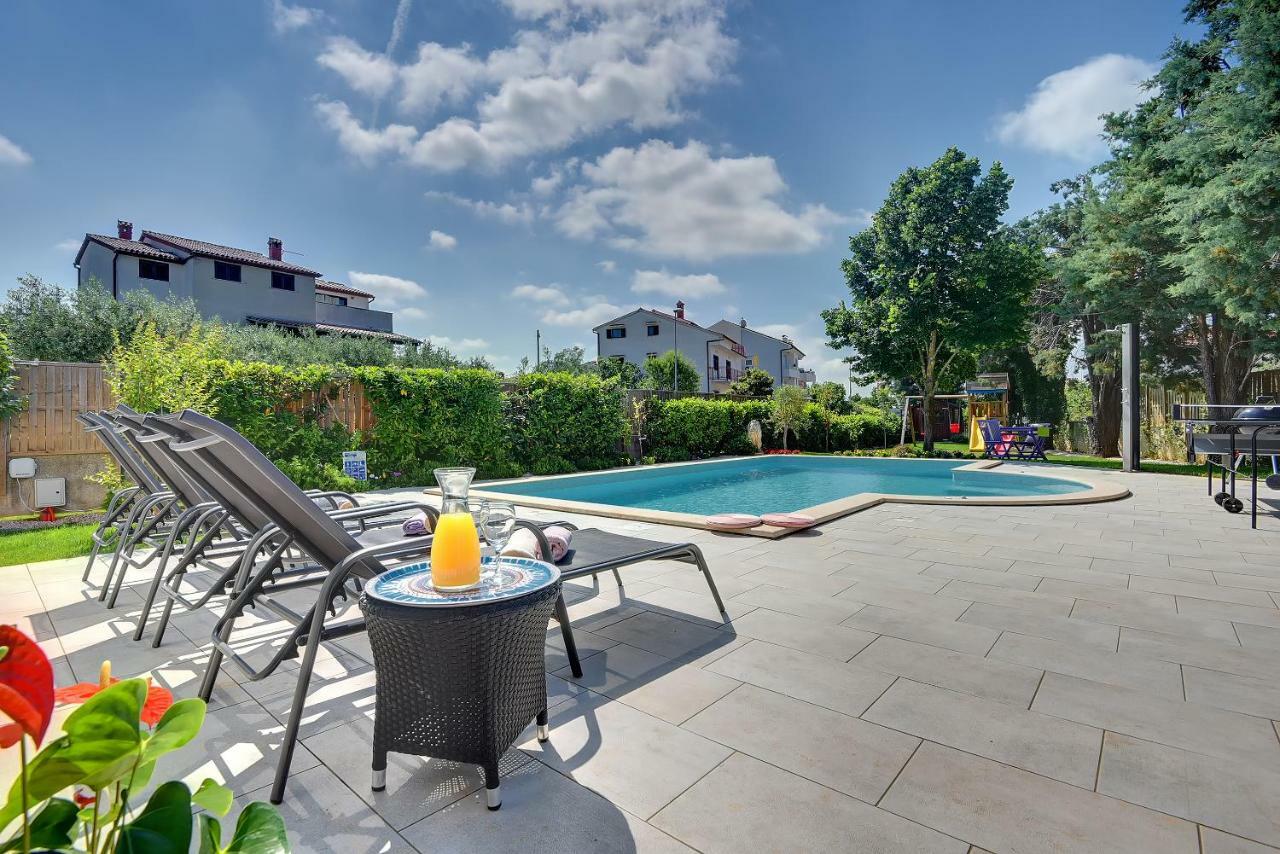 Villa Andrija Family Dream With Heated Pool At The Sea With Beautiful Garden, Outside Cinema And Kids Playground Fažana Exterior foto