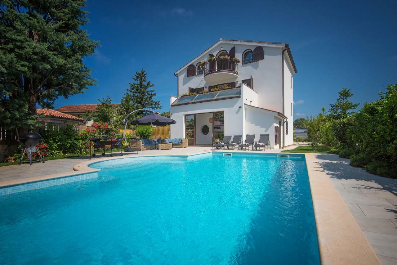 Villa Andrija Family Dream With Heated Pool At The Sea With Beautiful Garden, Outside Cinema And Kids Playground Fažana Exterior foto