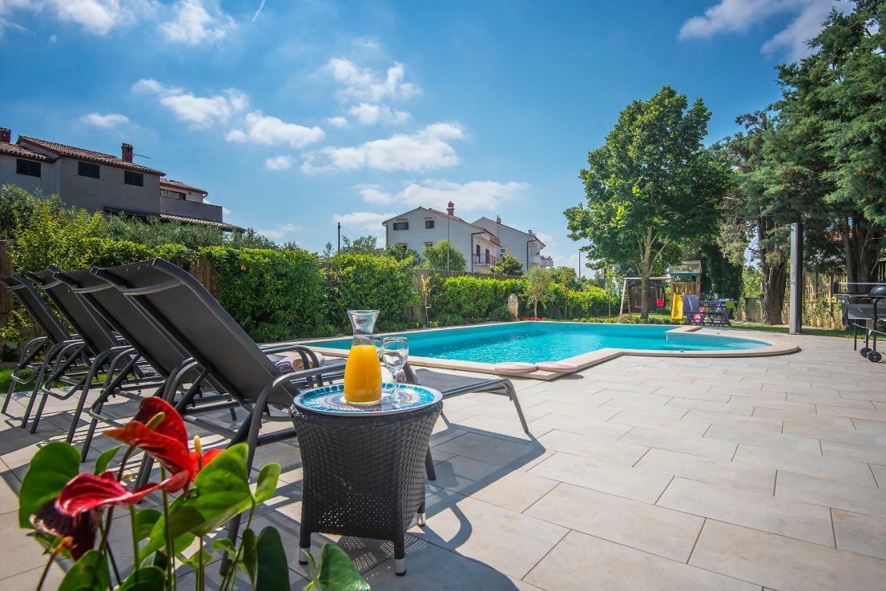 Villa Andrija Family Dream With Heated Pool At The Sea With Beautiful Garden, Outside Cinema And Kids Playground Fažana Exterior foto